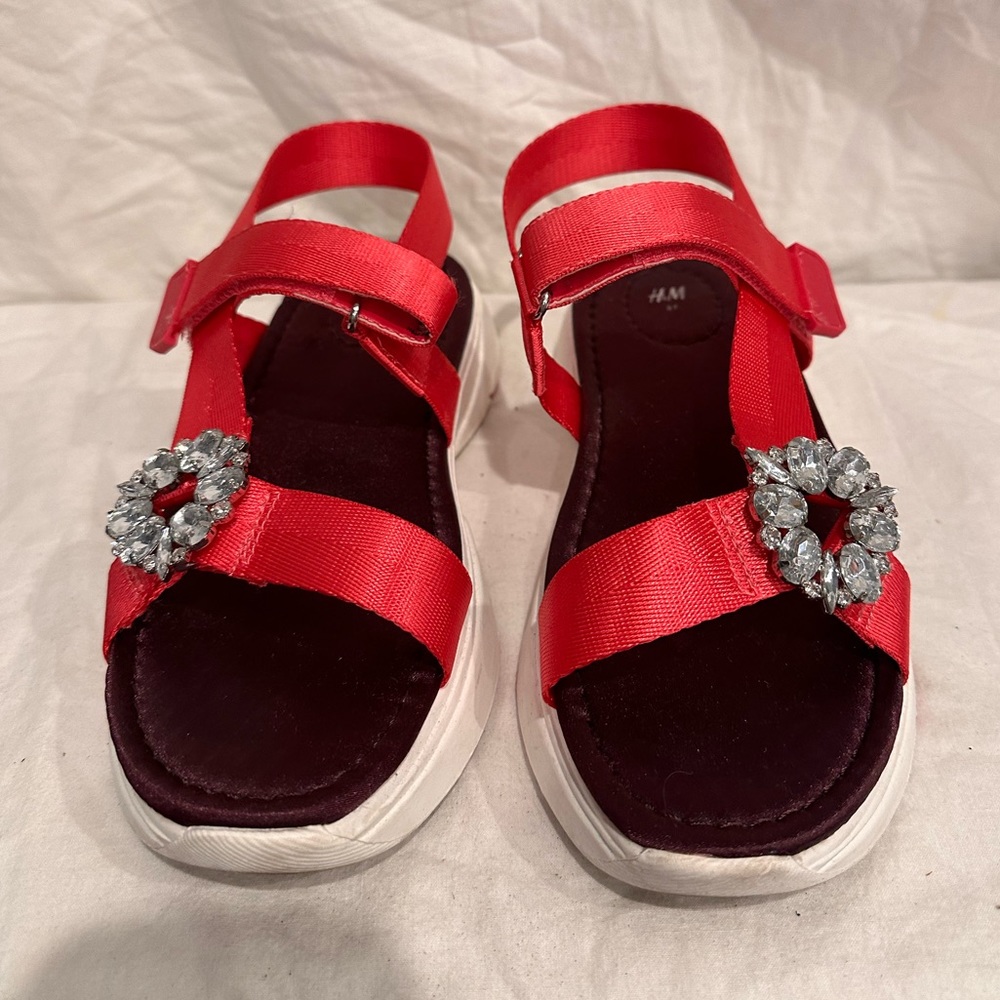 Pink sandals from H&M, very comfortable and pretty, worn only once.